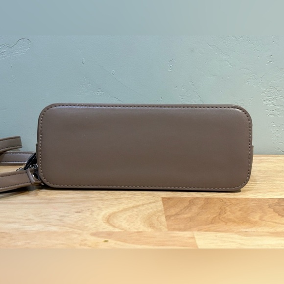 STEVE MADDEN Mushroom Dome Crossbody. Steve Madden Tan BMAGG-EE - Picture 5 of 8